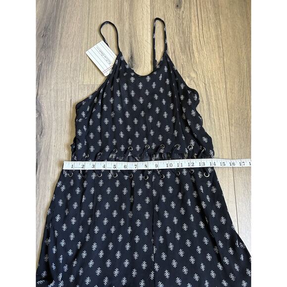 NEW LF Native Rose Size 8 Kloe Black Woven Cut Out Romper $78 - Picture 2 of 6